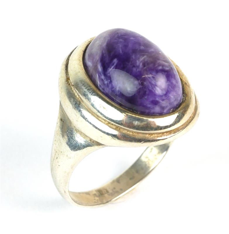 Stříbrný prsten s fialovým kamenem