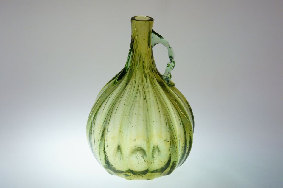 Barokní karafa s ouškem z lesního skla