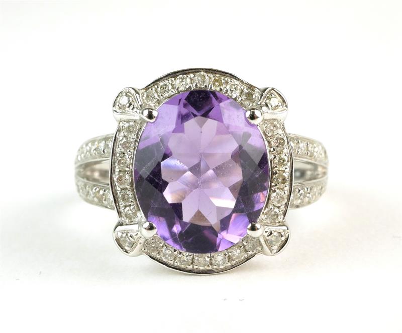 Zlatý prsten s ametystem a brilianty