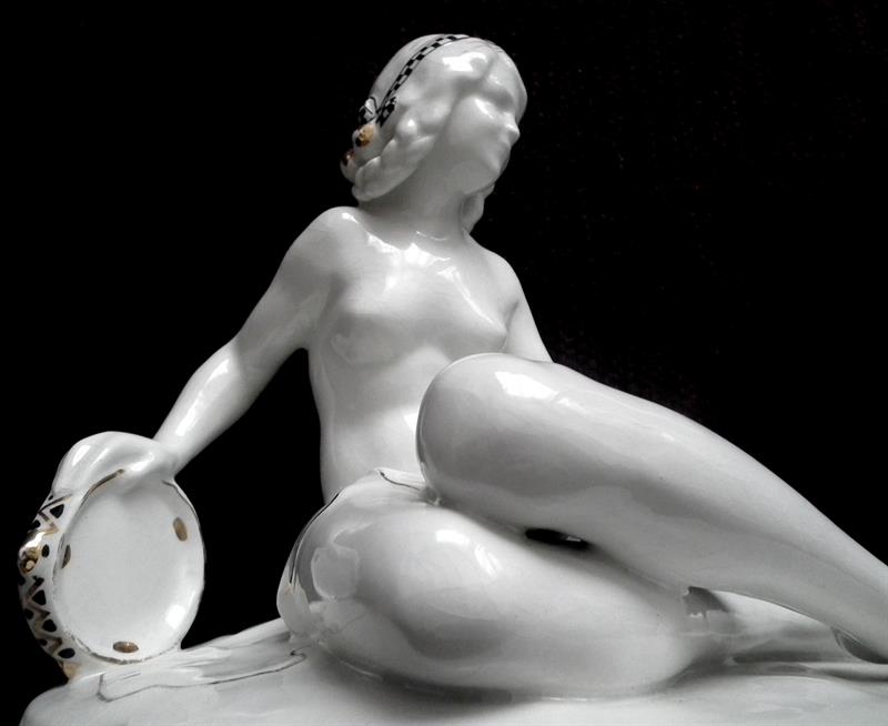 Dívka - vídeňská secese.