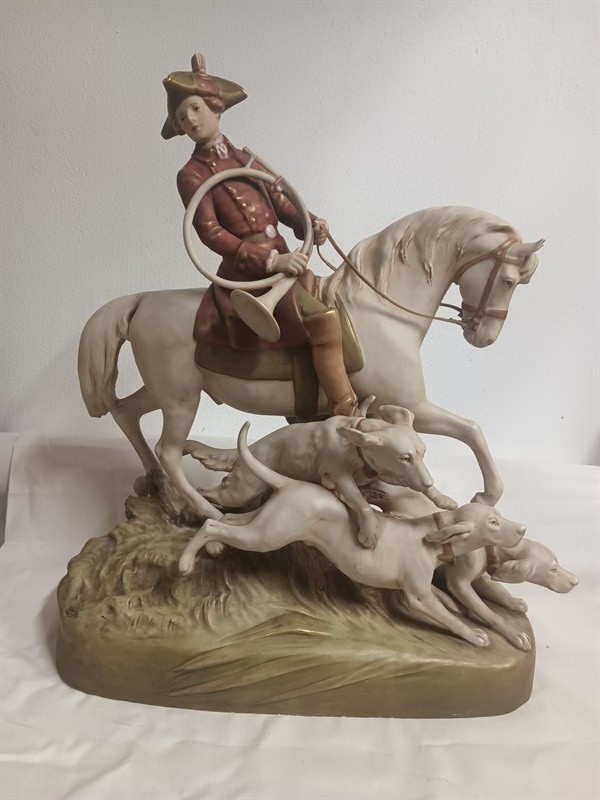 Royal Dux velké sousoší - lovec na koní , se psy