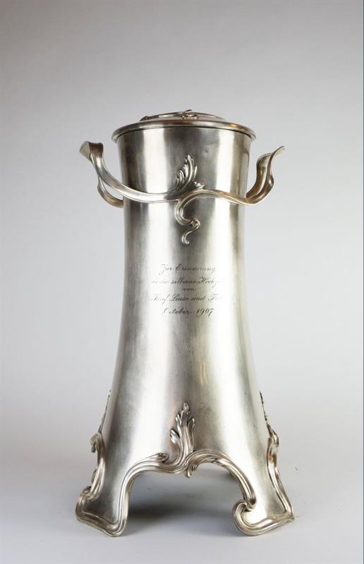 Secesní stojan na láhev