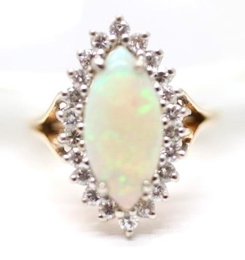 Zlatý prsten s diamanty a opálem