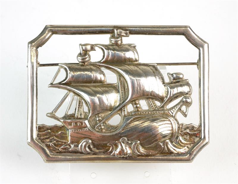 Stříbrná brož "Mořský koráb"