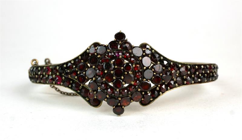 Granátový náramek