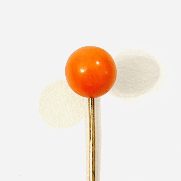 Zlatá nízkoryzostní jehlice s korálem