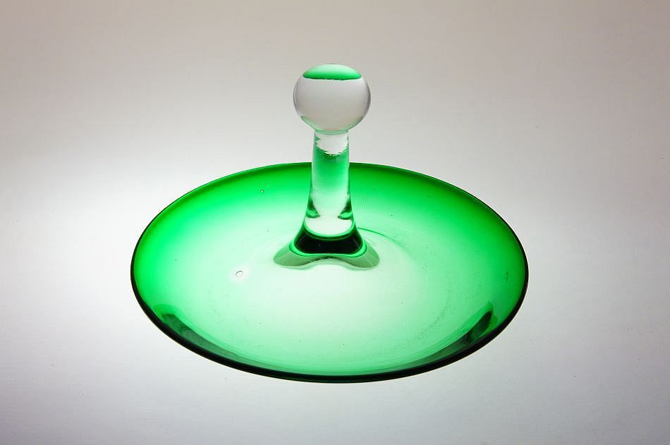 Půvabná miska ve tvaru kapky dopadlé na vodní hladinu