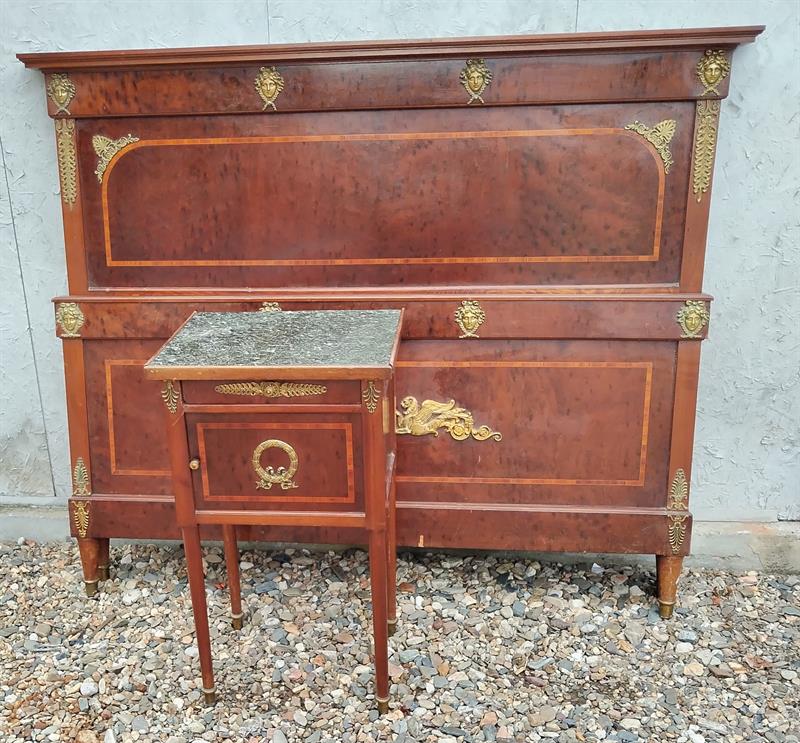 Postel s nočním stolkem - empír