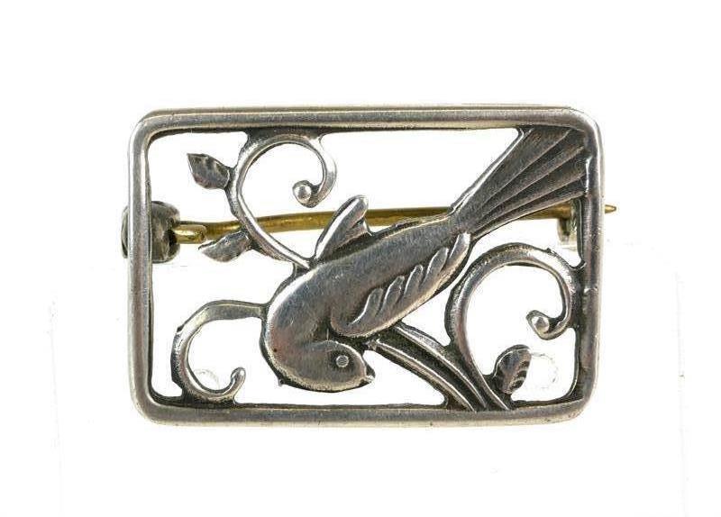 Drobná stříbrná brož s motivem ptáčka