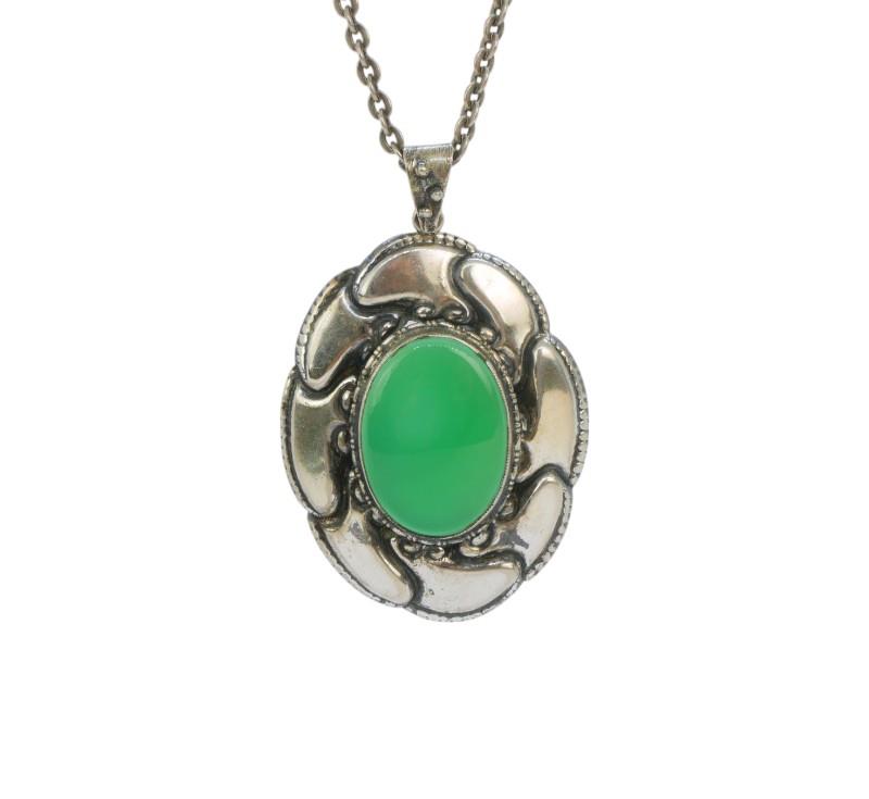Stříbrný náhrdelník se zeleným kamenem