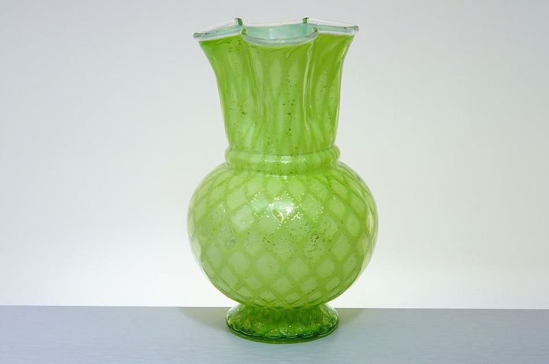 Secesní váza z uranového skla s chromaventurinem