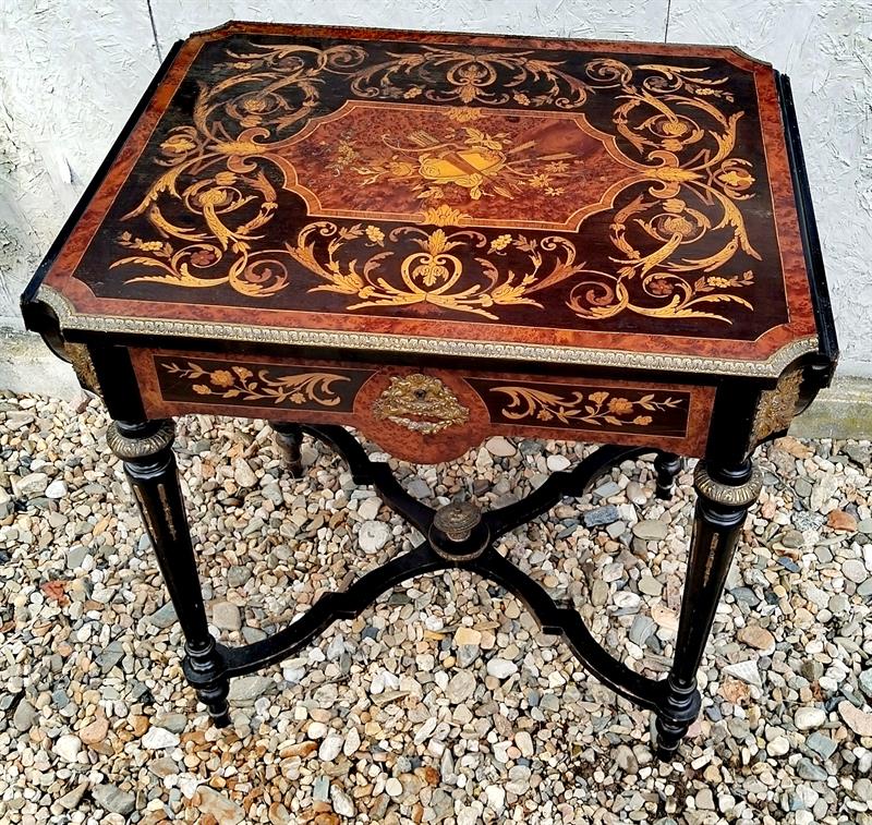 Bohatě intarzovaný stolek