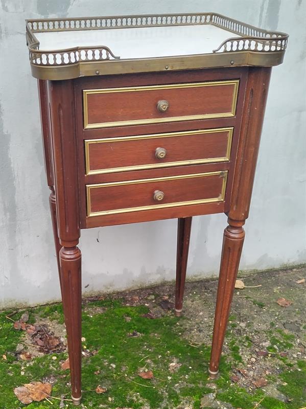 Stolek s mosaznými prvky