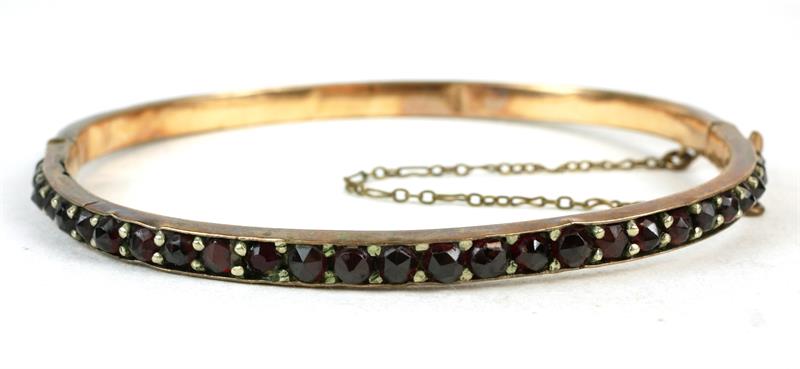 Granátový náramek