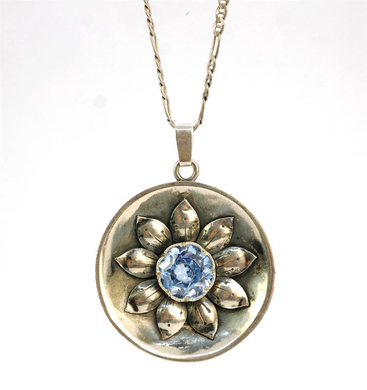 Stříbrný náhrdelník s modrým spinelem