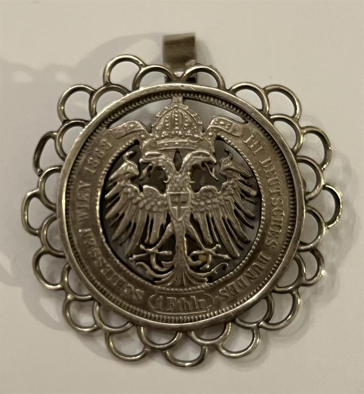 Stříbrný závěs z mince