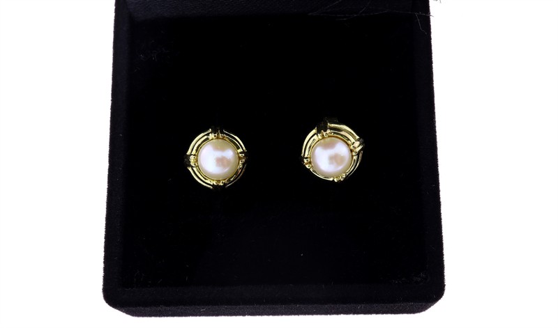 Zlaté náušnice s kultivovanou perlou