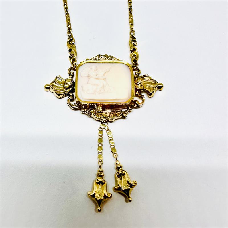 Zlatý biedermeier náhrdelník s vyřezávanou lasturou