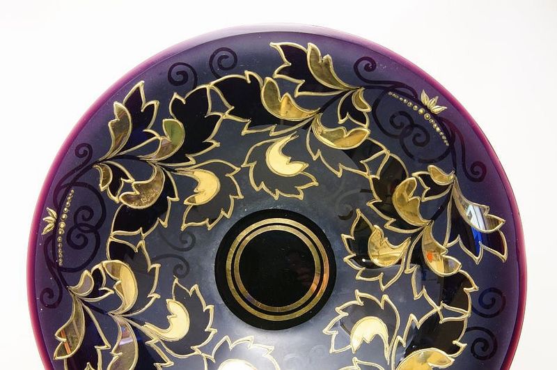 Velká mísa ze zlaceného ametystového skla