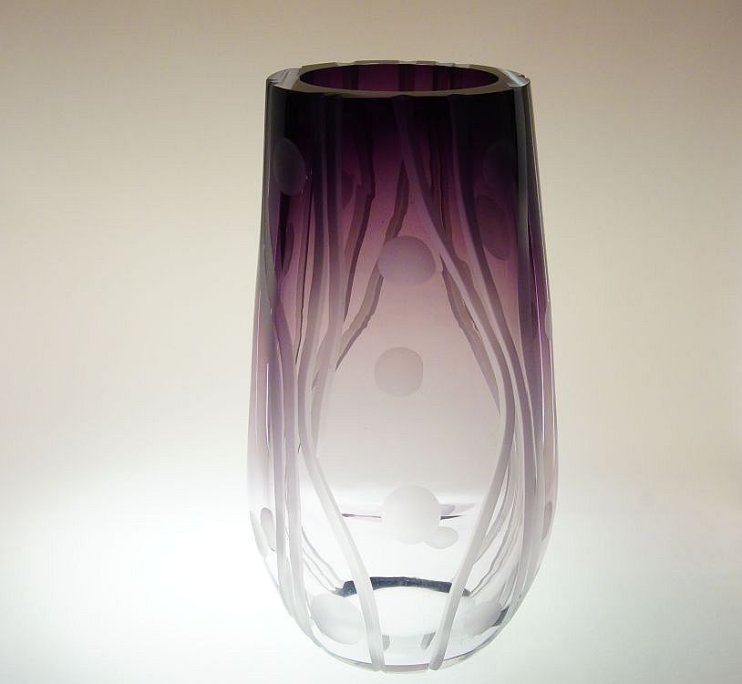 ARTová broušená váza z ametystového skla