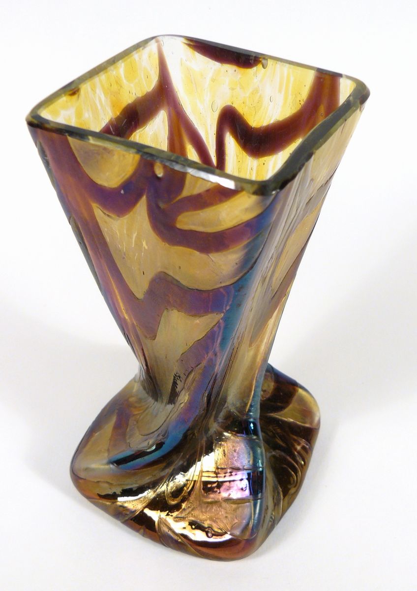 Váza z irizovaného skla