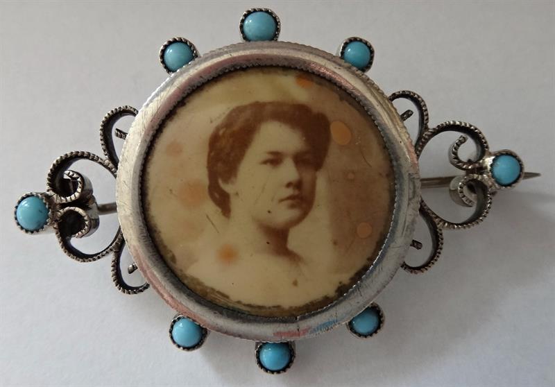 Stříbrná brož s fotografií a tyrkysy