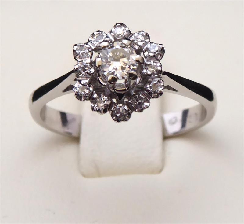 Prsten z bílého zlata, kytička - 0,30 ct brilianty