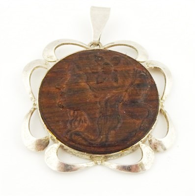 Secesní medailon ve stříbrném rámečku