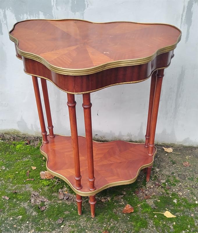 Stolek s mosaznými prvky