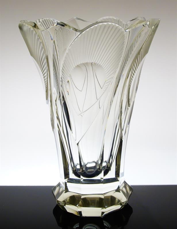 Bohatě broušená ART-DECO váza z čirého skla Rudolf HLOUŠEK