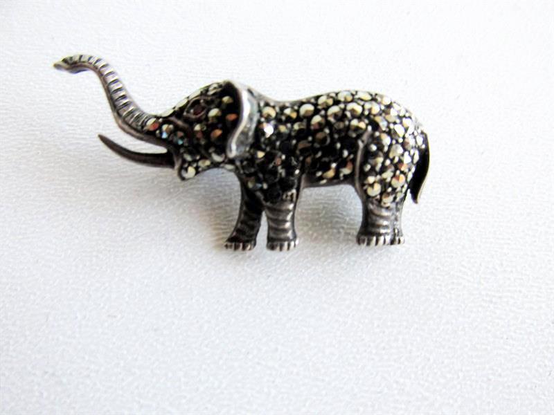 Stříbrná brož s markazity Slon