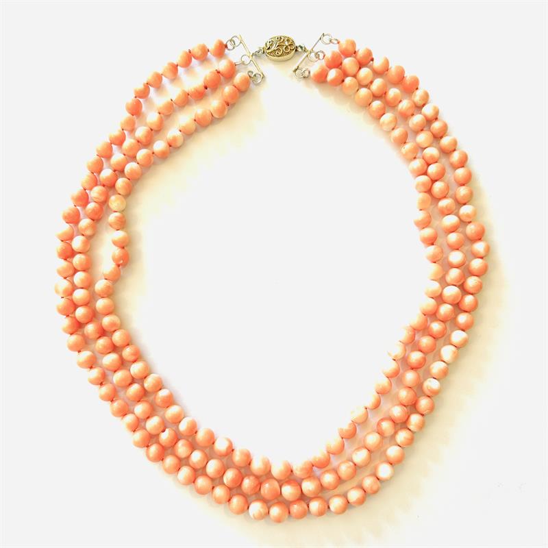 Třířadý korálový náhrdelník se stříbrný zapínáním