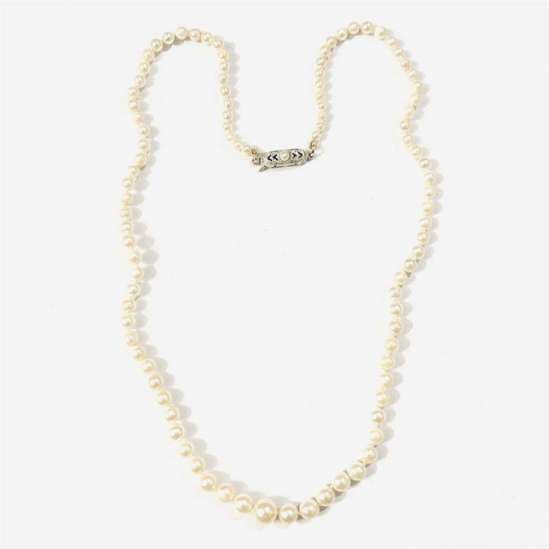 Perlový art-deco náhrdelník se zlatým zapínáním s perlou