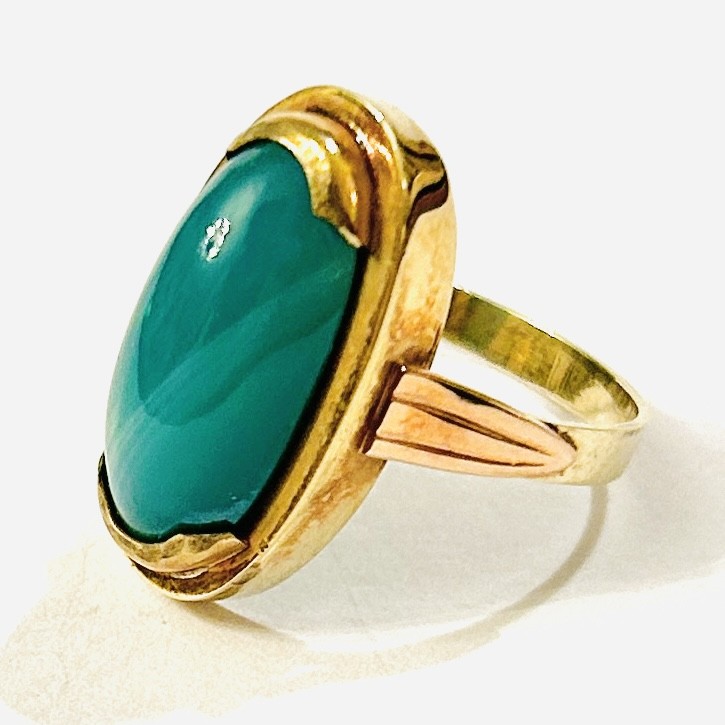Starožitný zlatý prsten se zeleným achátem