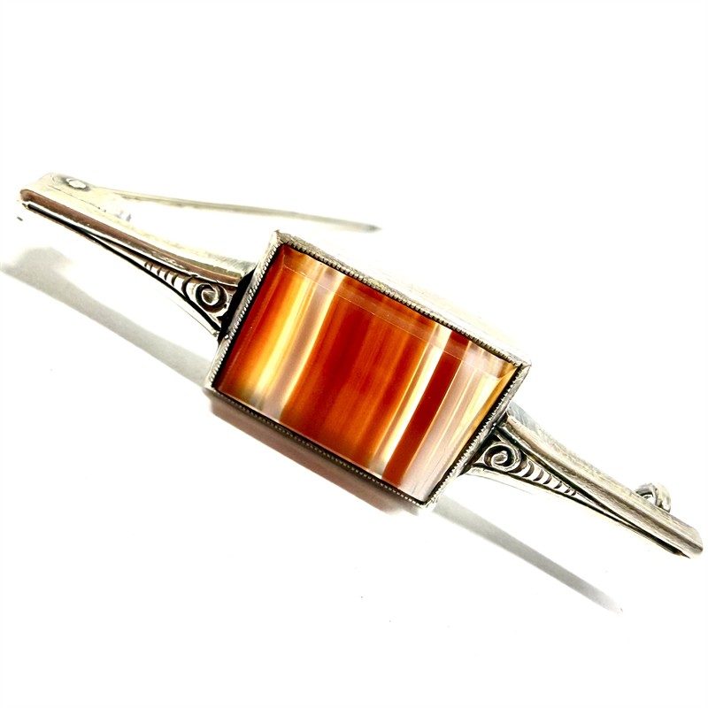 Stříbrná prvorepubliková brož s achátem