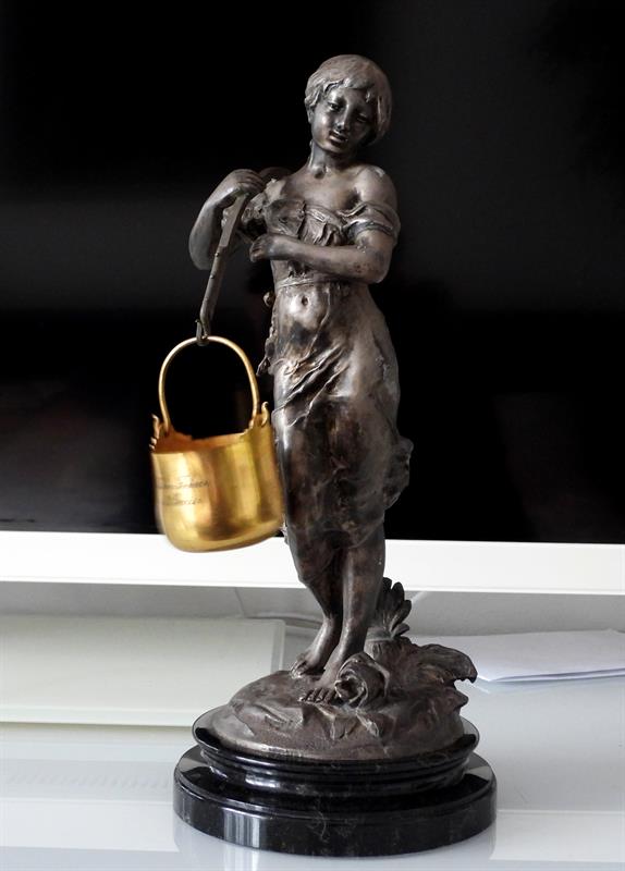 Secesní soška - cyklistická cena.