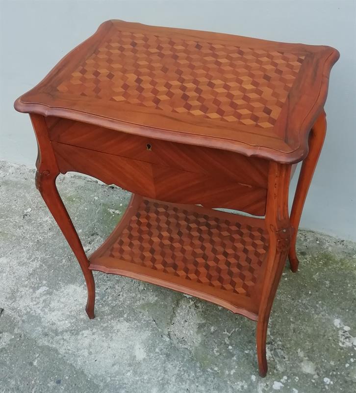 Toaletka, stolek intarzie