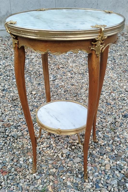 Kulatý stolek s mramorem