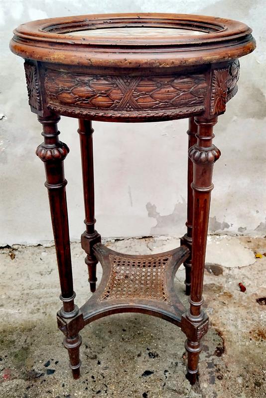 Vyřezáváný stolek s mramorem