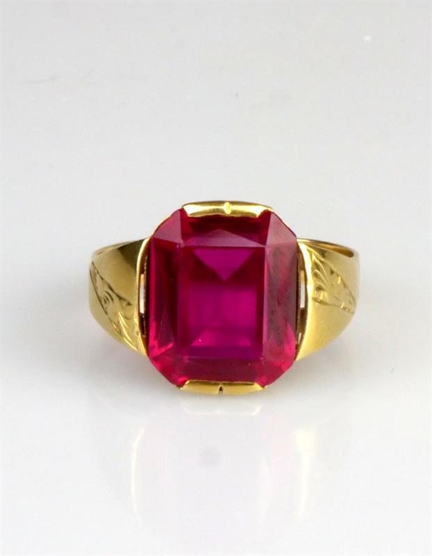 Zlatý prsten se syntetickým rubínem