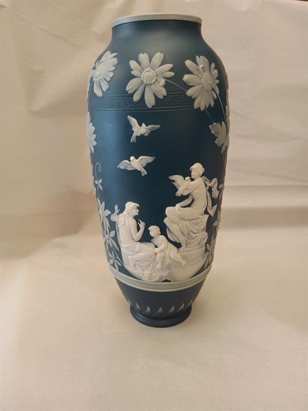 Váza s reliéfním dekorem