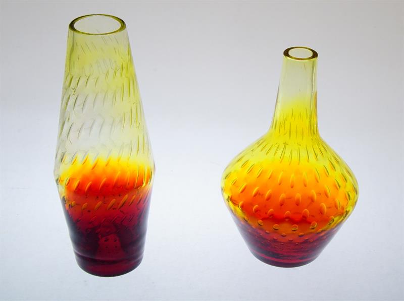 Pár váziček - granátové sklo Jan GABRHEL Chlum u Třeboně