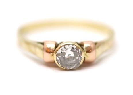 Zlatý prsten s diamantem