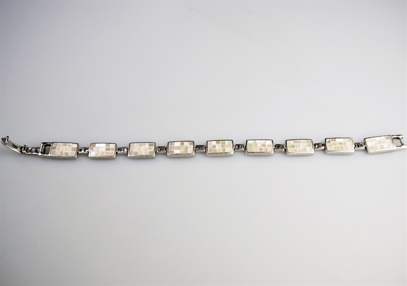 Stříbrný modernistický náramek s perletí