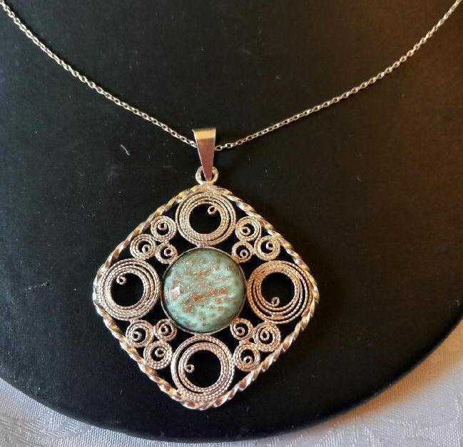 Přívěšek s měsíčním kamenem na řetízku, stříbro