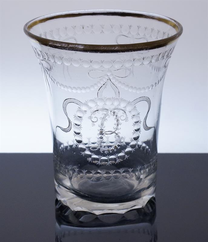 Sklenička z 19. století bohatě rytý dekor a monogram B