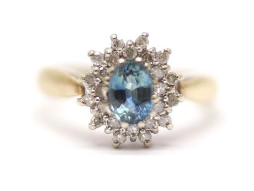 Zlatý prsten s diamanty a safírem