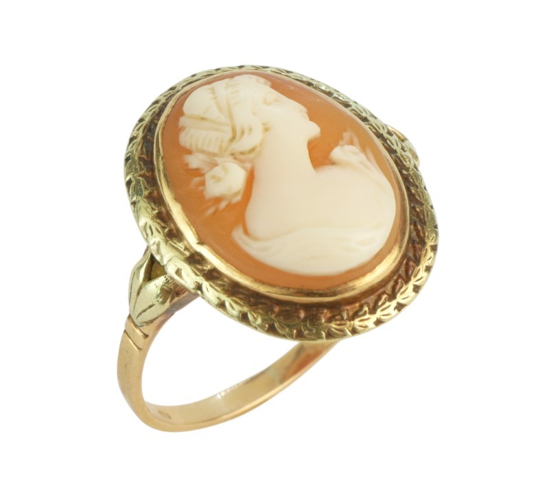 Zlatý prsten s kamejí