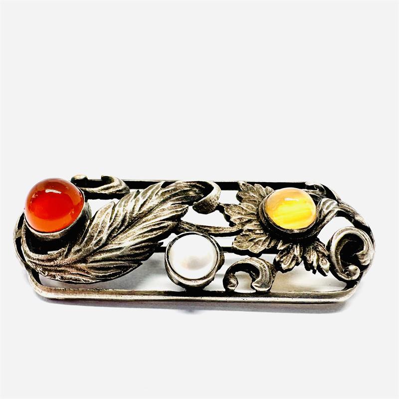 Stříbrná brož s achátem, karneolem a bílou perlou