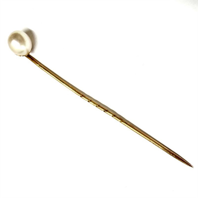 Zlatá jehlice s bílou perlou v etuji